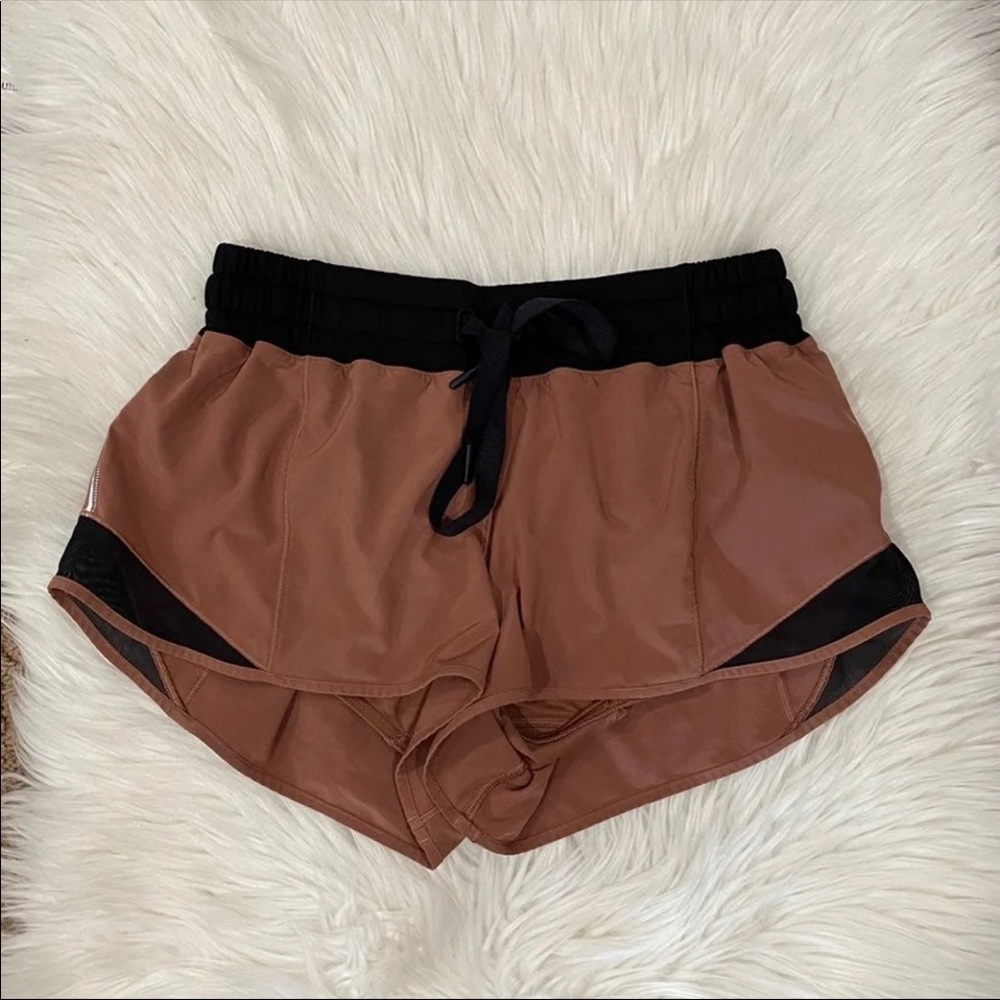 Rare Lululemon Hotty Hot Shorts size 6 2.5”
